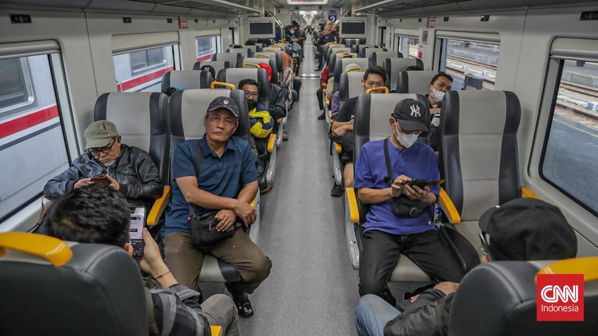 Penumpang menggunakan Kereta Api (KA) Basoetta untuk melintasi Stasiun Jakarta KotaTanjung Priok, Jakarta, Kamis (10/9). (CNN Indonesia/Febria Adha L)