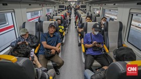 Penumpang menggunakan Kereta Api (KA) Basoetta untuk melintasi Stasiun Jakarta KotaTanjung Priok, Jakarta, Kamis (10/9). (CNN Indonesia/Febria Adha L)