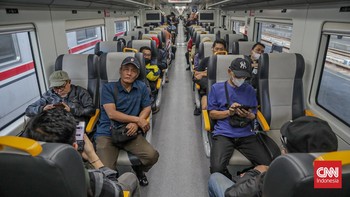 Penumpang menggunakan Kereta Api (KA) Basoetta untuk melintasi Stasiun Jakarta KotaTanjung Priok, Jakarta, Kamis (10/9). (CNN Indonesia/Febria Adha L)
