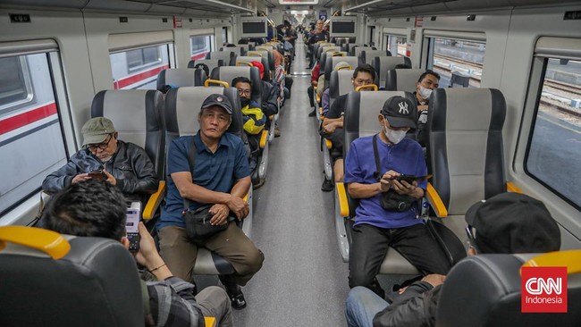 Penumpang menggunakan Kereta Api (KA) Basoetta untuk melintasi Stasiun Jakarta KotaTanjung Priok, Jakarta, Kamis (10/9). (CNN Indonesia/Febria Adha L)