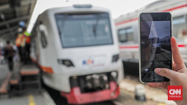 Penumpang menggunakan Kereta Api (KA) Basoetta untuk melintasi Stasiun Jakarta KotaTanjung Priok, Jakarta, Kamis (10/9). (CNN Indonesia/Febria Adha L)