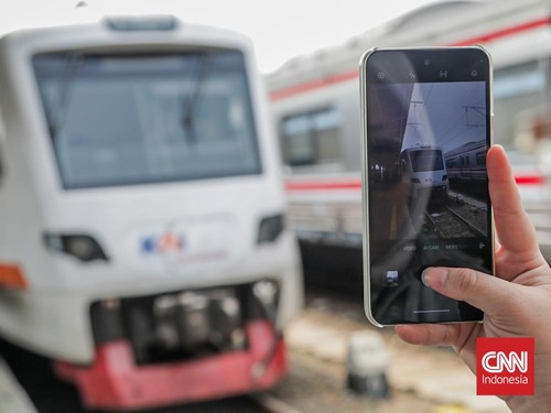 Penumpang menggunakan Kereta Api (KA) Basoetta untuk melintasi Stasiun Jakarta KotaTanjung Priok, Jakarta, Kamis (10/9). (CNN Indonesia/Febria Adha L)