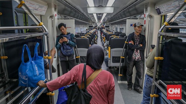 Penumpang menggunakan Kereta Api (KA) Basoetta untuk melintasi Stasiun Jakarta KotaTanjung Priok, Jakarta, Kamis (10/9). (CNN Indonesia/Febria Adha L)