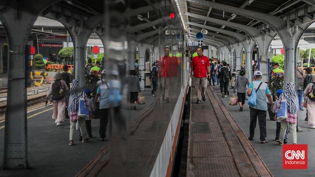 Penumpang menggunakan Kereta Api (KA) Basoetta untuk melintasi Stasiun Jakarta KotaTanjung Priok, Jakarta, Kamis (10/9). (CNN Indonesia/Febria Adha L)