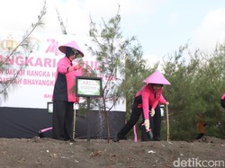 Bhayangkari Jatim Hijaukan Pesisir Pulau Santen Sambut HKGB ke-74