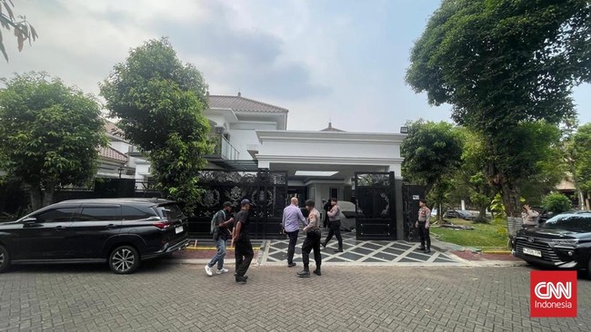 omisi Pemberantasan Korupsi (KPK) menggeledah rumah mewah milik Yayat Sudrajat alias Lippo selaku Anggota Polri di Cibubur, Jakarta Timur.Penggeledahan itu berkaitan dengan penyidikan baru yang merupakan pengembangan dari kasus dugaan suap Bupati Bek