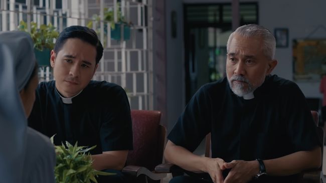 Dalam Kuasa Gelap: Perjanjian Darah, Romo Thomas (Jerome Kurnia) dan Romo Rendra (Lukman Sardi) kembali menghadapi sebuah perjanjian kuasa gelap. Mereka berhadapan dengan energi iblis yang begitu besar.