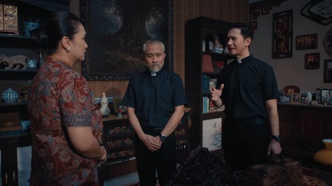 Dalam Kuasa Gelap: Perjanjian Darah, Romo Thomas (Jerome Kurnia) dan Romo Rendra (Lukman Sardi) kembali menghadapi sebuah perjanjian kuasa gelap. Mereka berhadapan dengan energi iblis yang begitu besar.