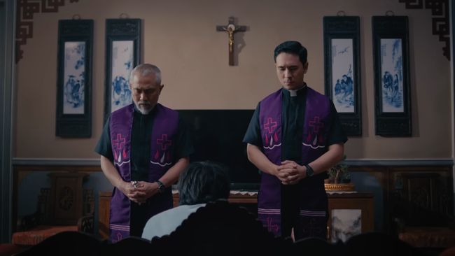 Dalam Kuasa Gelap: Perjanjian Darah, Romo Thomas (Jerome Kurnia) dan Romo Rendra (Lukman Sardi) kembali menghadapi sebuah perjanjian kuasa gelap. Mereka berhadapan dengan energi iblis yang begitu besar.