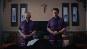Dalam Kuasa Gelap: Perjanjian Darah, Romo Thomas (Jerome Kurnia) dan Romo Rendra (Lukman Sardi) kembali menghadapi sebuah perjanjian kuasa gelap. Mereka berhadapan dengan energi iblis yang begitu besar.