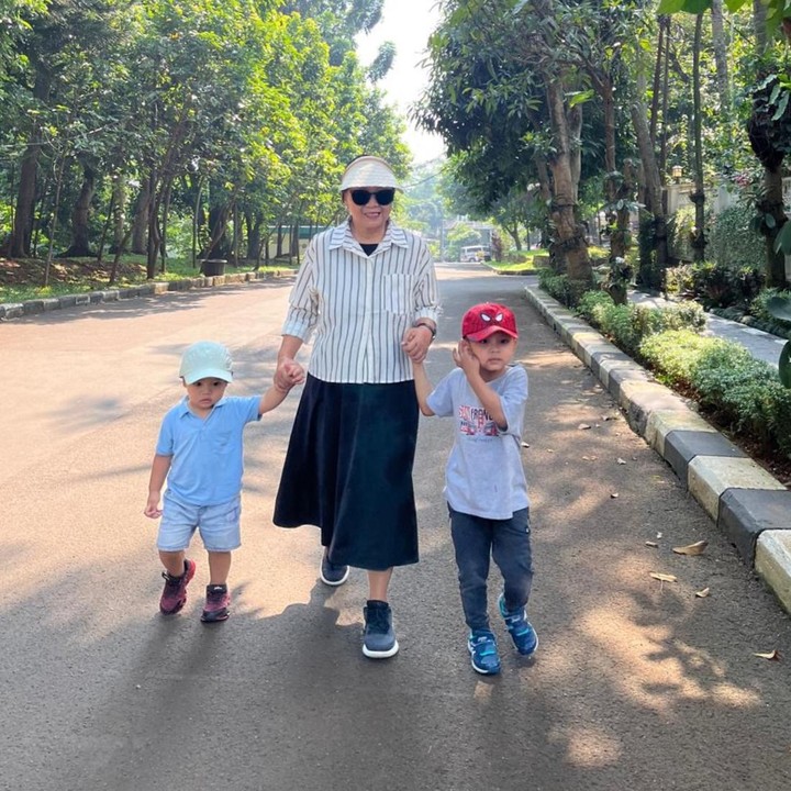 <p>Menghabiskan waktu bersama keluarga tentu menjadi keinginan banyak orang. Hal inilah yang kini lebih sering dilakukan Retno Marsudi usai pensiun dari jabatannya sebagai Menteri Luar Negeri. (Foto: Instagram @retno_marsudi)</p>