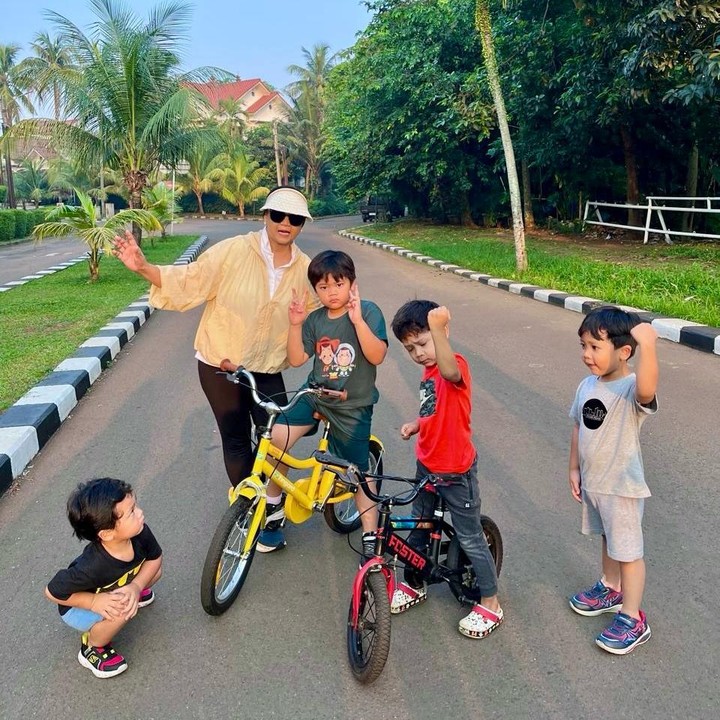 <p>Perempuan 63 tahun ini juga kerap menemani cucu-cucunya bersepeda sambil jalan santai di sekitar komplek perumahan. &ldquo;Manggala, Bramastha, Mahendra dan Mangkubumi menginap di Depok. Dan kita main bersama. Selamat berakhir pekan,&rdquo; tuturnya.&nbsp;(Foto: Instagram @retno_marsudi)</p>