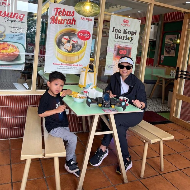 <p>Meski tak lagi menjabat, mantan menlu yang satu ini cukup sering mengabadikan kegiatan sehari-harinya di media sosial. Mulai dari menghadiri acara, liburan, hingga momong cucu.&nbsp;(Foto: Instagram @retno_marsudi)</p>