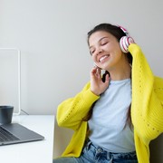 Tak Sekadar Hilangkan Bosan, Ini Manfaat Mendengarkan Musik di Tempat Kerja
