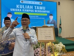 Pernah Gagal Masuk FK UI, Ini Pesan Zulhas ke Mahasiswa UNISKA Kediri