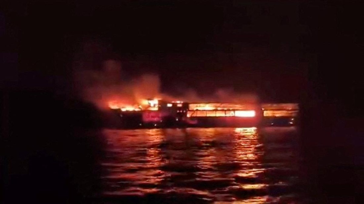 Kapal Feri Terbakar di Tengah Laut, 5 Tewas Puluhan Hilang