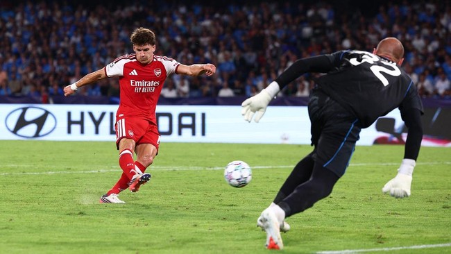 Soccer Football - UEFA Champions League - Napoli v Arsenal - Stadio Diego Armando Maradona, Naples, Italy - September 9, 2026 Napoli's Vanja Milinkovic-Savic in action as Arsenal's Christos Tzolis shoots at goal REUTERS/Guglielmo Mangiapane
