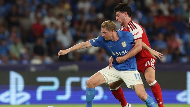 Soccer Football - UEFA Champions League - Napoli v Arsenal - Stadio Diego Armando Maradona, Naples, Italy - September 9, 2026 Napoli's Kevin De Bruyne in action with Arsenal's Declan Rice REUTERS/Ciro De Luca