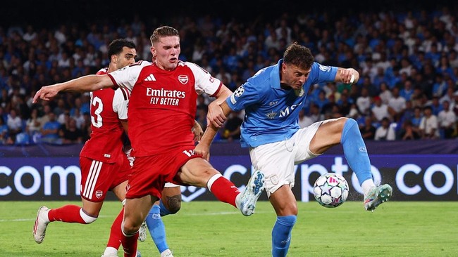 Soccer Football - UEFA Champions League - Napoli v Arsenal - Stadio Diego Armando Maradona, Naples, Italy - September 9, 2026 Arsenal's Viktor Gyokeres in action with Napoli's Amir Rrahmani REUTERS/Guglielmo Mangiapane