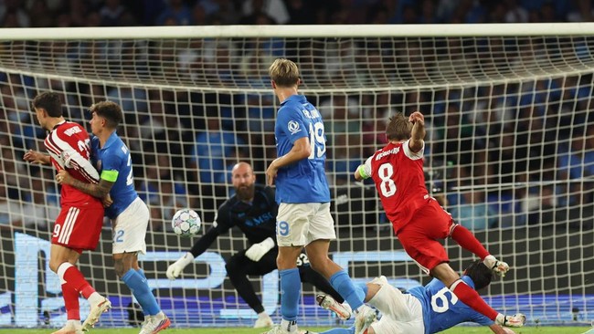 Soccer Football - UEFA Champions League - Napoli v Arsenal - Stadio Diego Armando Maradona, Naples, Italy - September 9, 2026 Arsenal's Martin Odegaard scores their first goal past Napoli's Vanja Milinkovic-Savic REUTERS/Ciro De Luca