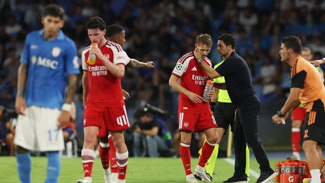 Soccer Football - UEFA Champions League - Napoli v Arsenal - Stadio Diego Armando Maradona, Naples, Italy - September 9, 2026 Arsenal's Martin Odegaard with manager Mikel Arteta REUTERS/Ciro De Luca