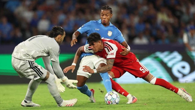Soccer Football - UEFA Champions League - Napoli v Arsenal - Stadio Diego Armando Maradona, Naples, Italy - September 9, 2026 Arsenal's Piero Hincapie and David Raya in action with Napoli's David Neres REUTERS/Ciro De Luca