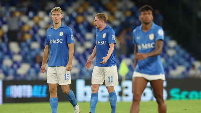 Soccer Football - UEFA Champions League - Napoli v Arsenal - Stadio Diego Armando Maradona, Naples, Italy - September 9, 2026 Napoli's Rasmus Hojlund and Kevin De Bruyne look dejected after the match REUTERS/Ciro De Luca