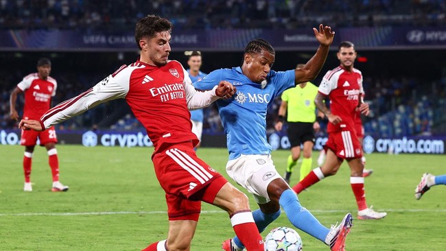 Soccer Football - UEFA Champions League - Napoli v Arsenal - Stadio Diego Armando Maradona, Naples, Italy - September 9, 2026 Arsenal's Kai Havertz in action with Napoli's David Neres REUTERS/Guglielmo Mangiapane