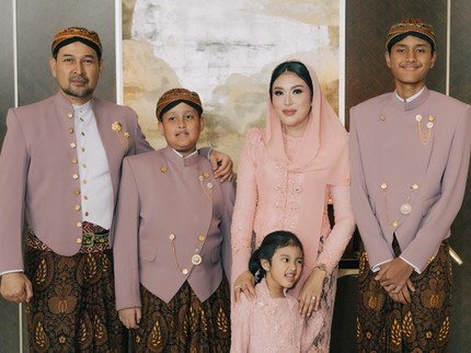 Menikah di Tanggal Cantik, Nuri Shaden & Hikmal Abrar Rayakan Anniversary ke-17 Bersama Ketiga Anak