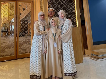 Potret Pasha Ungu dan Adelia Ibadah Umroh Bersama Kedua Putri