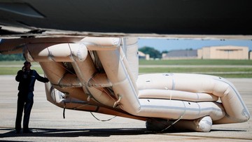Perosotan Darurat Pesawat Air Force One Trump Terbuka, Ada Apa?