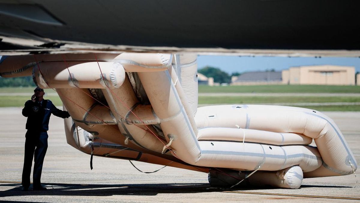 Perosotan Darurat Pesawat Air Force One Trump Terbuka, Ada Apa?
