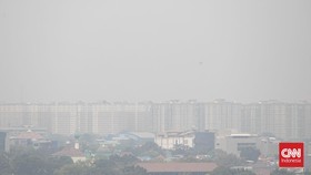 Kabut polusi udara menyelimuti langit Jakarta, Kamis (10/9). CNN Indonesia/Adi ibrahim