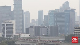 Kabut polusi udara menyelimuti langit Jakarta, Kamis (10/9). CNN Indonesia/Adi ibrahim