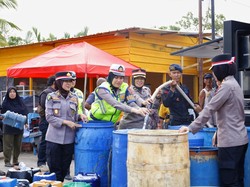 Polwan Polda Babel-Polres Salurkan Air Bersih ke Warga Terdampak Kekeringan