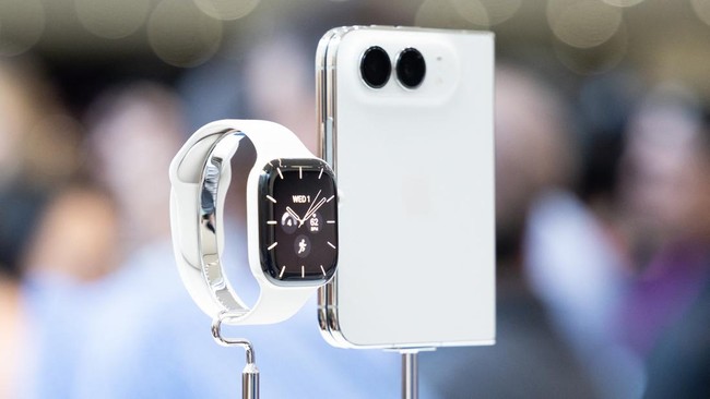 CUPERTINO, CALIFORNIA - SEPTEMBER 9: An Apple Watch series 12 and iPhone Duo are displayed at Apple's