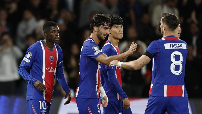Soccer Football - UEFA Champions League - Paris St Germain v Slovan Bratislava - Parc des Princes, Paris, France - September 9, 2026 Paris St Germain's Ousmane Dembele celebrates scoring their second goal with Ferran Torres, Dro Fernandez and Fabian