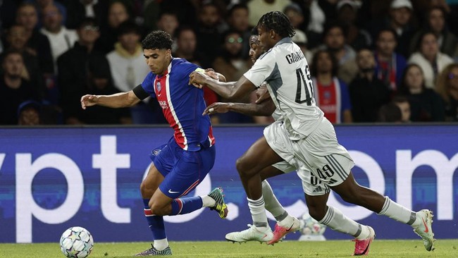 Soccer Football - UEFA Champions League - Paris St Germain v Slovan Bratislava - Parc des Princes, Paris, France - September 9, 2026 Paris St Germain's Achraf Hakimi in action with Slovan Bratislava's Sahmkou Camara REUTERS/Benoit Tessier