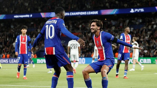 Soccer Football - UEFA Champions League - Paris St Germain v Slovan Bratislava - Parc des Princes, Paris, France - September 9, 2026 Paris St Germain's Ferran Torres celebrates scoring their fifth goal with Ousmane Dembele REUTERS/Benoit Tessier