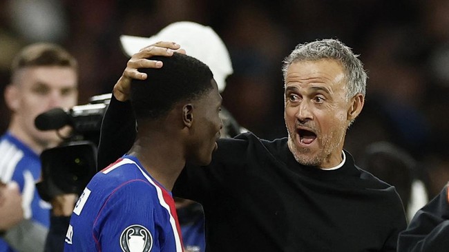 Soccer Football - UEFA Champions League - Paris St Germain v Slovan Bratislava - Parc des Princes, Paris, France - September 9, 2026 Paris St Germain's Nuno Mendes and coach Luis Enrique celebrate after the match REUTERS/Benoit Tessier