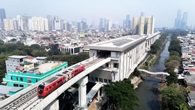 Light Rail Transit (LRT) Jakarta Fase 1B yang dibangun PT Waskita Karya (Persero) Tbk mulai beroperasi secara terbatas hari ini, sebagai bagian dari uji coba. Pada periode pertama yang berlangsung selama 10-16 September, moda transportasi baru terseb