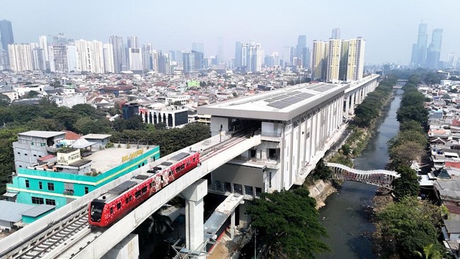 Light Rail Transit (LRT) Jakarta Fase 1B yang dibangun PT Waskita Karya (Persero) Tbk mulai beroperasi secara terbatas hari ini, sebagai bagian dari uji coba. Pada periode pertama yang berlangsung selama 10-16 September, moda transportasi baru terseb