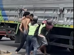 Supeltas di Sidoarjo Dipukul Pipa Besi oleh Sopir Truk Saat Atur Lalin