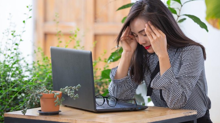 5 Tanda Kamu Terlalu Sering Memikirkan Pendapat Orang Lain Menurut Psikologi