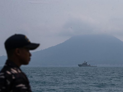 KRI Leuser-924 melintas pada operasi pencarian kapal cepat yang hilang kontak di Perairan Selat Sunda, Kabupaten Lampung Selatan, Lampung, Kamis (10/9/2026). Sebanyak tiga armada kapal TNI Angkatan Laut yakni KRI Leuser-924, KRI Kerambit-627, dan KRI