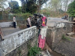 Jembatan di Tegalmade Sukoharjo Ambrol, Truk Nyungsep