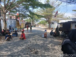 Bentrok Tolak Eksekusi Lahan di Jalan Dg Tata Makassar, Massa Blokade Jalan