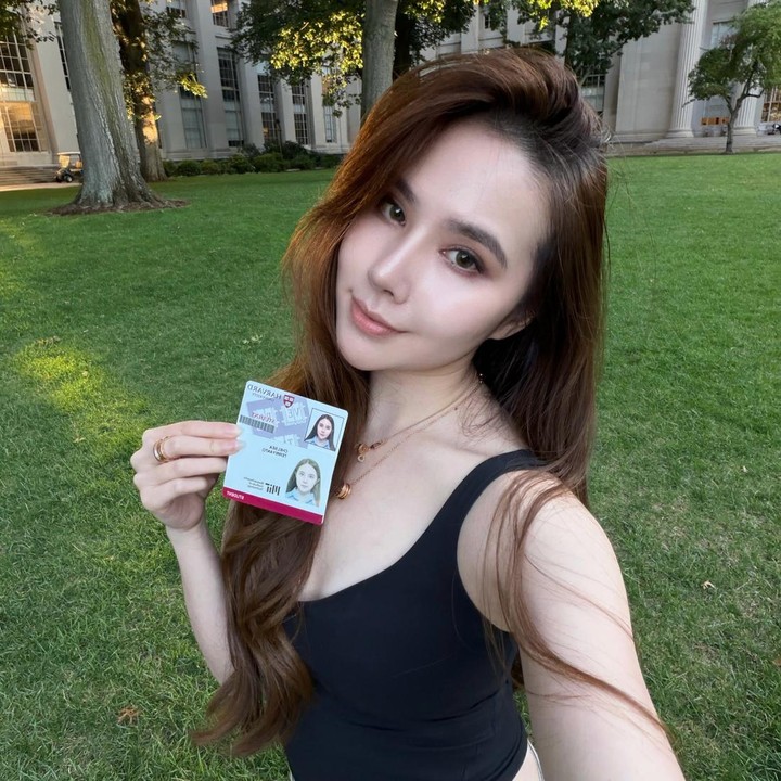 <p>Kabar bahagia datang dari aktris dan penyanyi Agatha Chelsea. Perempuan 24 tahun ini baru saja diterima kuliah di dua universitas ternama dunia, yakni Harvard University dan Massachusetts Institute of Technology (MIT). Agatha Chelsea sendiri diketahui telah menyelesaikan studi S1-nya di salah satu universitas di Australia. (Foto: Instagram @agatha_chelsea)</p>