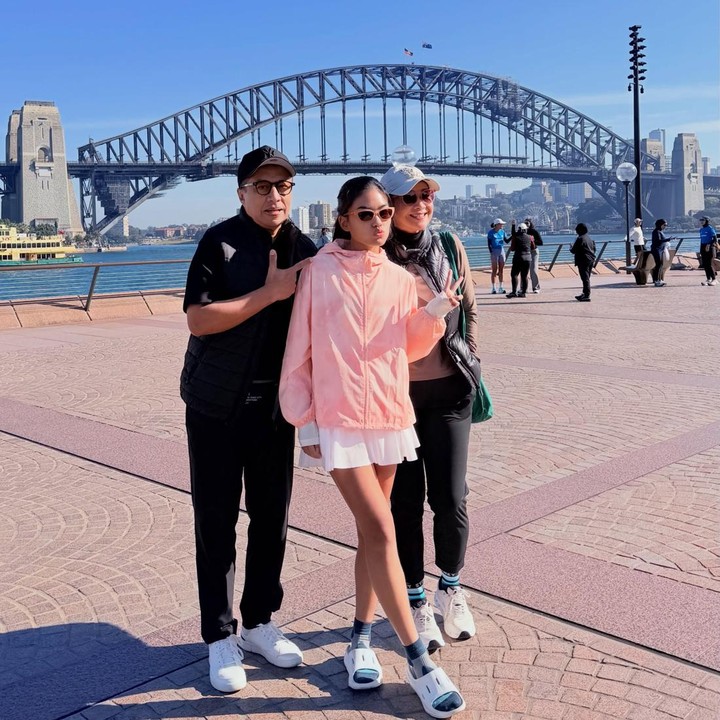 <p>Perempuan 49 tahun itu belum lama kembali mencuri perhatian usai terlihat tetap setia mendampingi sang putri yang sudah menikah ikut marathon di Sydney, Australia.&nbsp;(Foto: Instagram @arohali)</p>