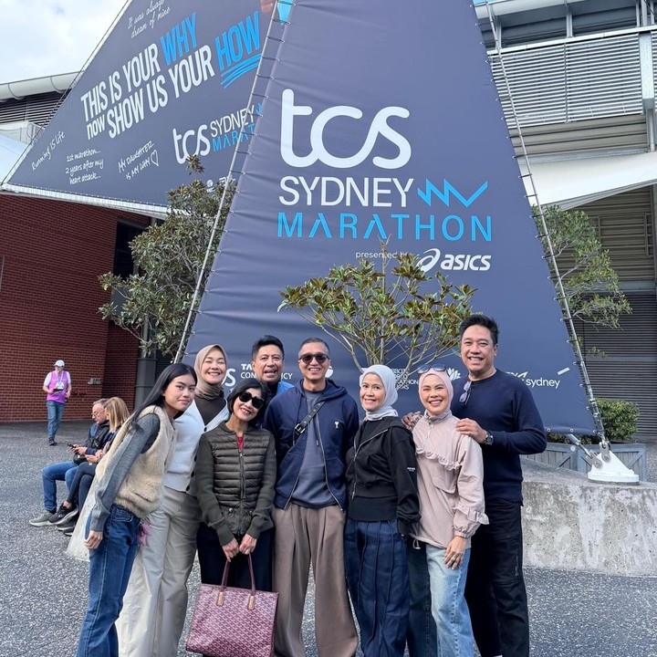 <p>Tak sendirian, Alya juga hadir bersama sang suami, Faiz Ramzy Rachbini, serta keluarga besar untuk menyemangati Namira. Perjalanan ini tampaknya sekaligus menjadi kesempatan bagi keluarga mereka untuk liburan bersama, Bunda.&nbsp;(Foto: Instagram @arohali)</p>